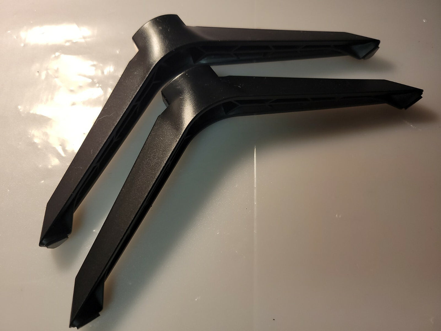 VIZIO D32H-J09 TV STAND LEGS WITH SCREWS USED